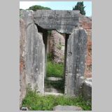 0080 ostia - necropoli della via ostiense (porta romana necropolis) - b6 - tomba degli archetti - blick durch den eingang suedfassade.jpg